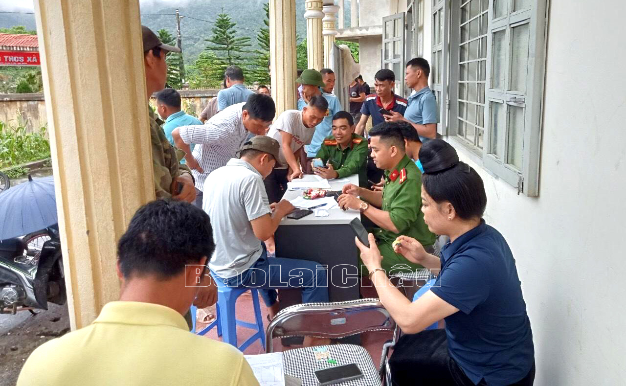Công an xã Mường Mít hướng dẫn người dân sử dụng ứng dụng VneID.